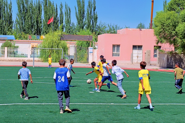 3.2.图为孩子们在新修建的操场踢足球