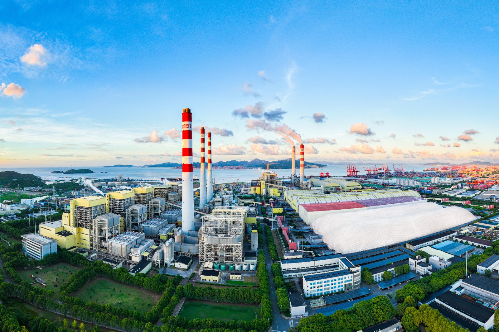 图为北仑电厂全景图