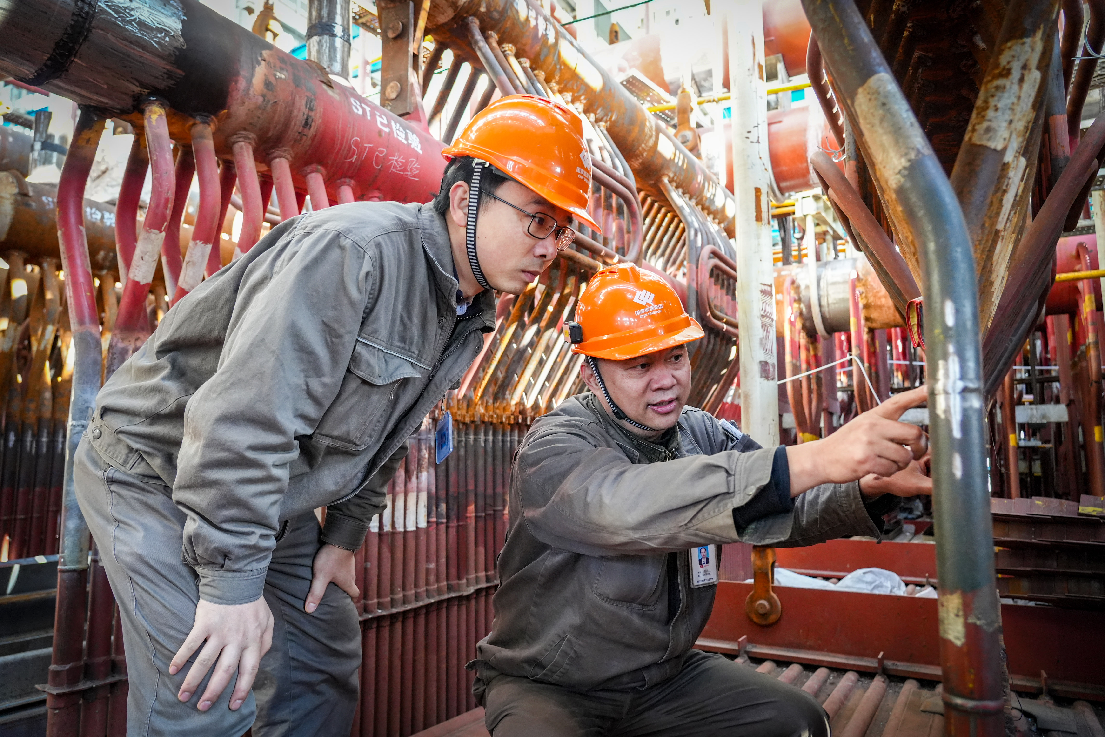 图为周江传授技术知识(右一)