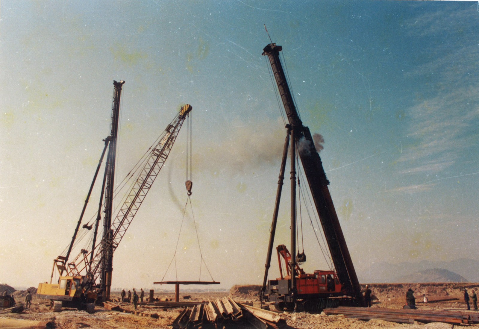 图为北仑港发电厂1号机组打下第一根钢桩