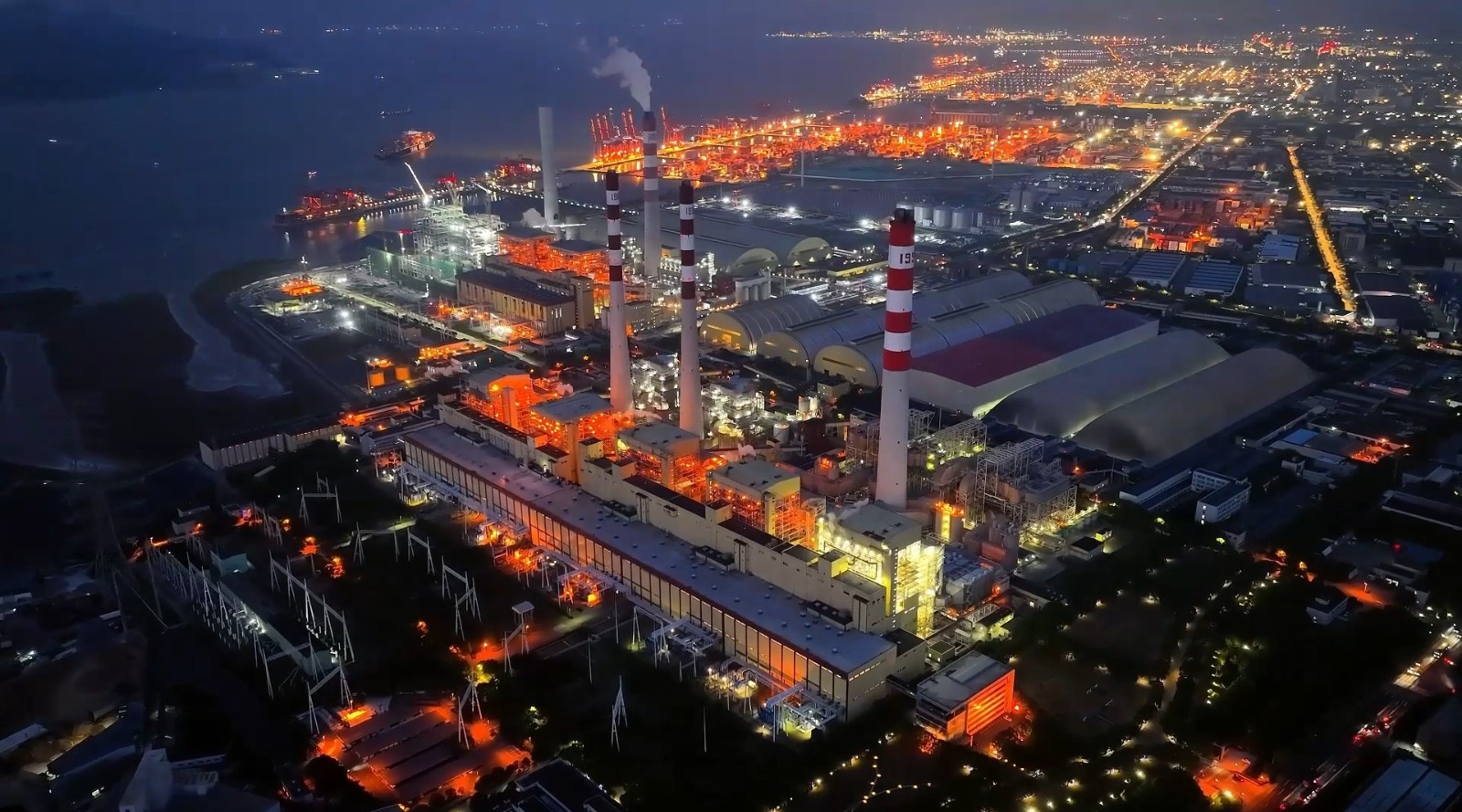 图为夜色下的北仑电厂与北仑港