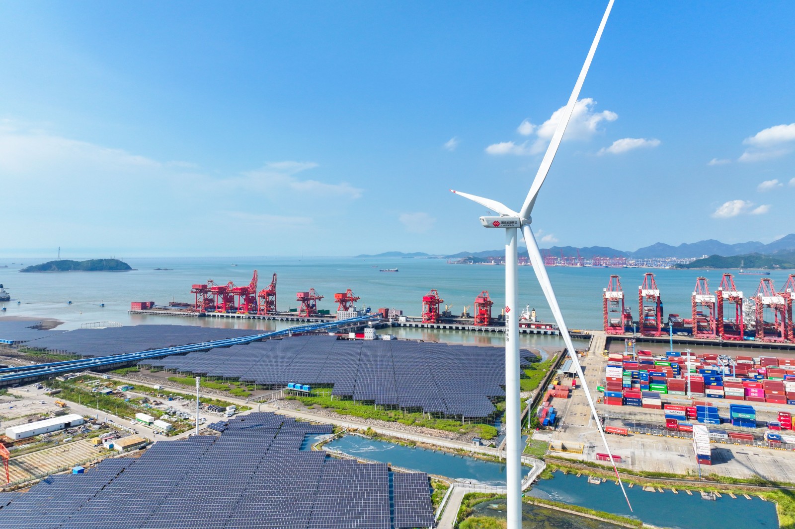 图为北仑电厂的风电与光伏设备