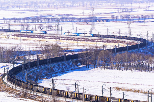 图为能源保供列车蜿蜒行驶在神朔线上