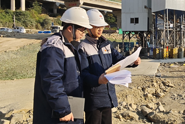 170图为张涵轲在老鹰岩一级电站建设现场复核施工计量结果