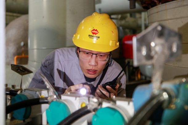 图为运行人员检查热网泵压力变送器